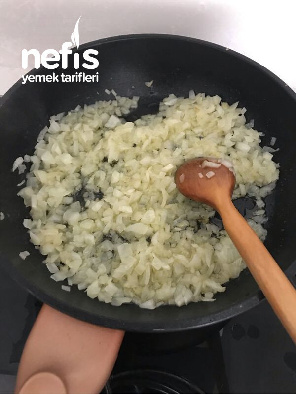 Kaşarlı Erişteli Domatesli Nefis Köfte